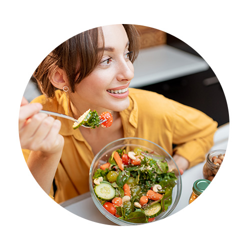 brève equation nutrition femme mangeant une salade
