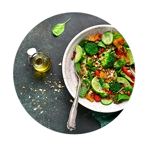 Salade de légumes de couleurs et huile d'olive